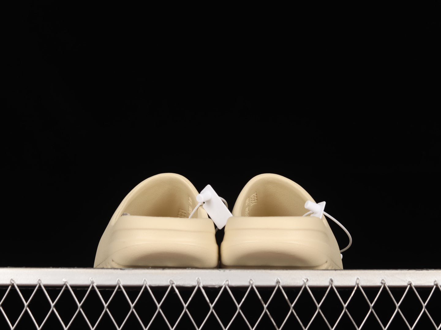 adidasUnisex Yeezy Slide - Bone