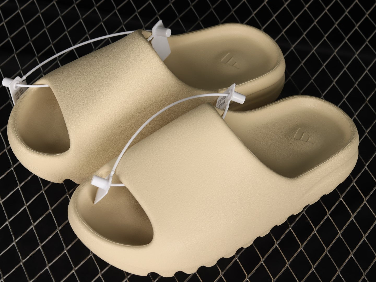 adidasUnisex Yeezy Slide - Bone