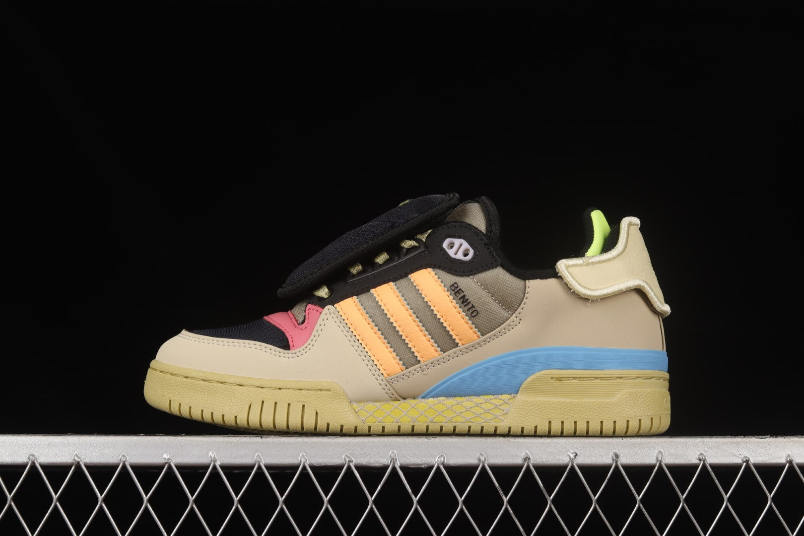 adidasUnisex Bad Bunny - Powerphase Benito