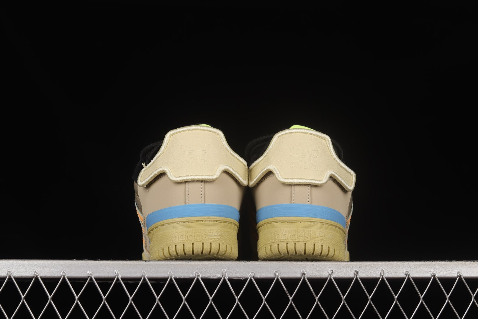 adidasUnisex Bad Bunny - Powerphase Benito
