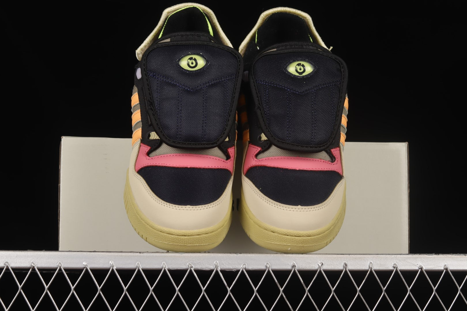 adidasUnisex Bad Bunny - Powerphase Benito