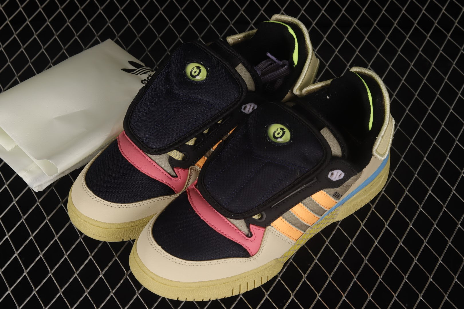adidasUnisex Bad Bunny - Powerphase Benito
