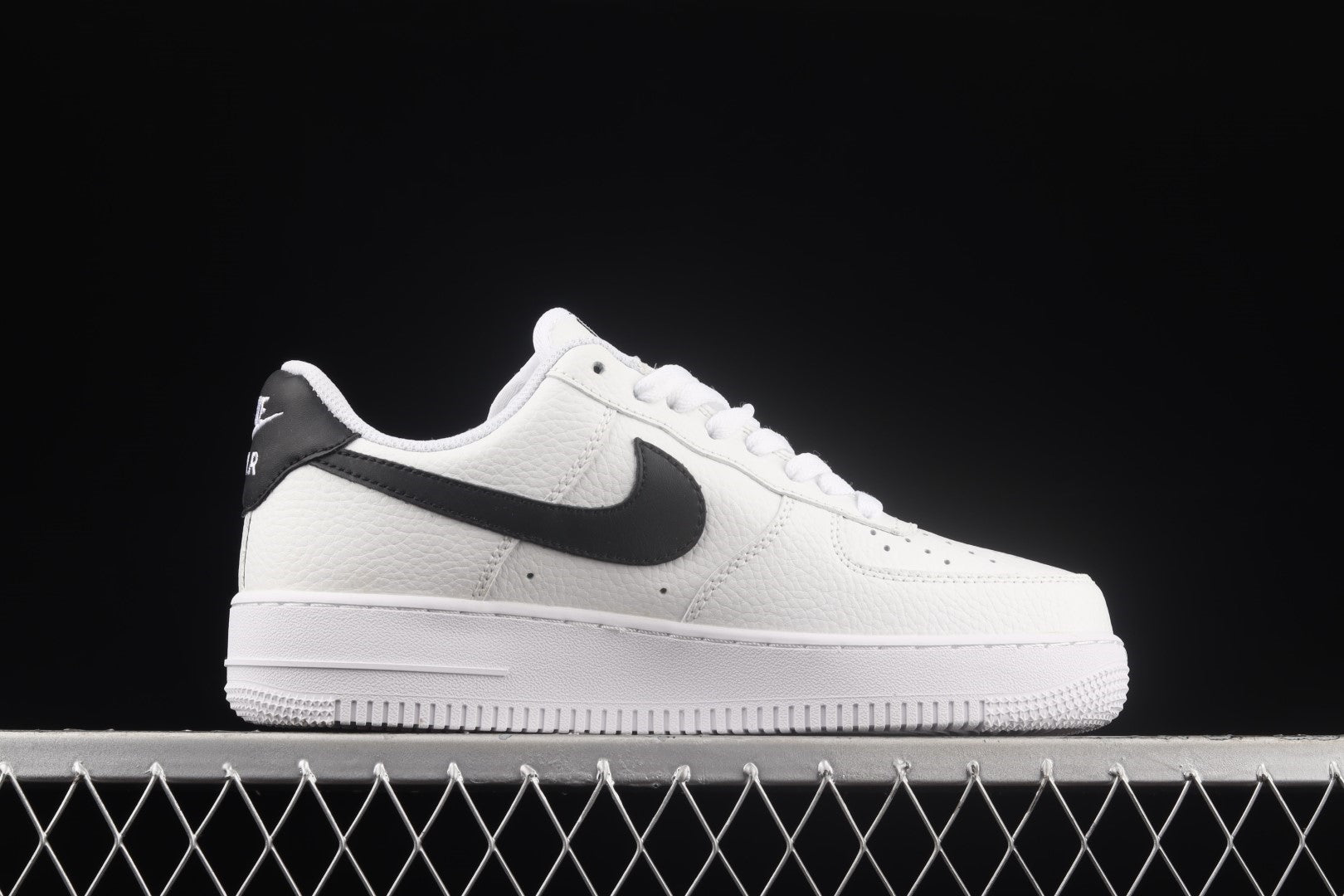 NikeUnisex Air Force 1 AF1 Low Pebbled Leather - "White Black"