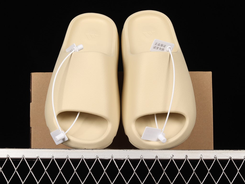 adidasUnisex Yeezy Slide - Bone