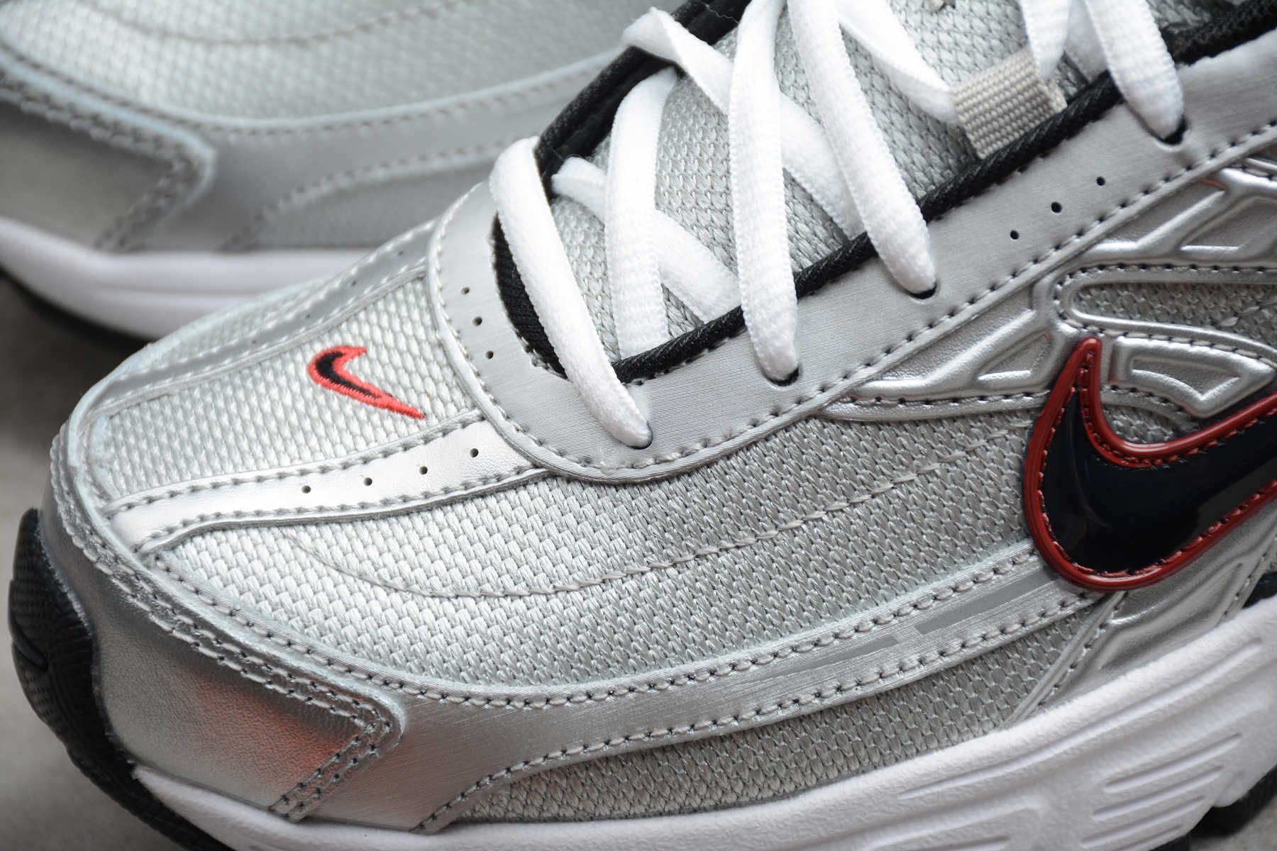 NikeMens Initiator - Metallic Silver/Red