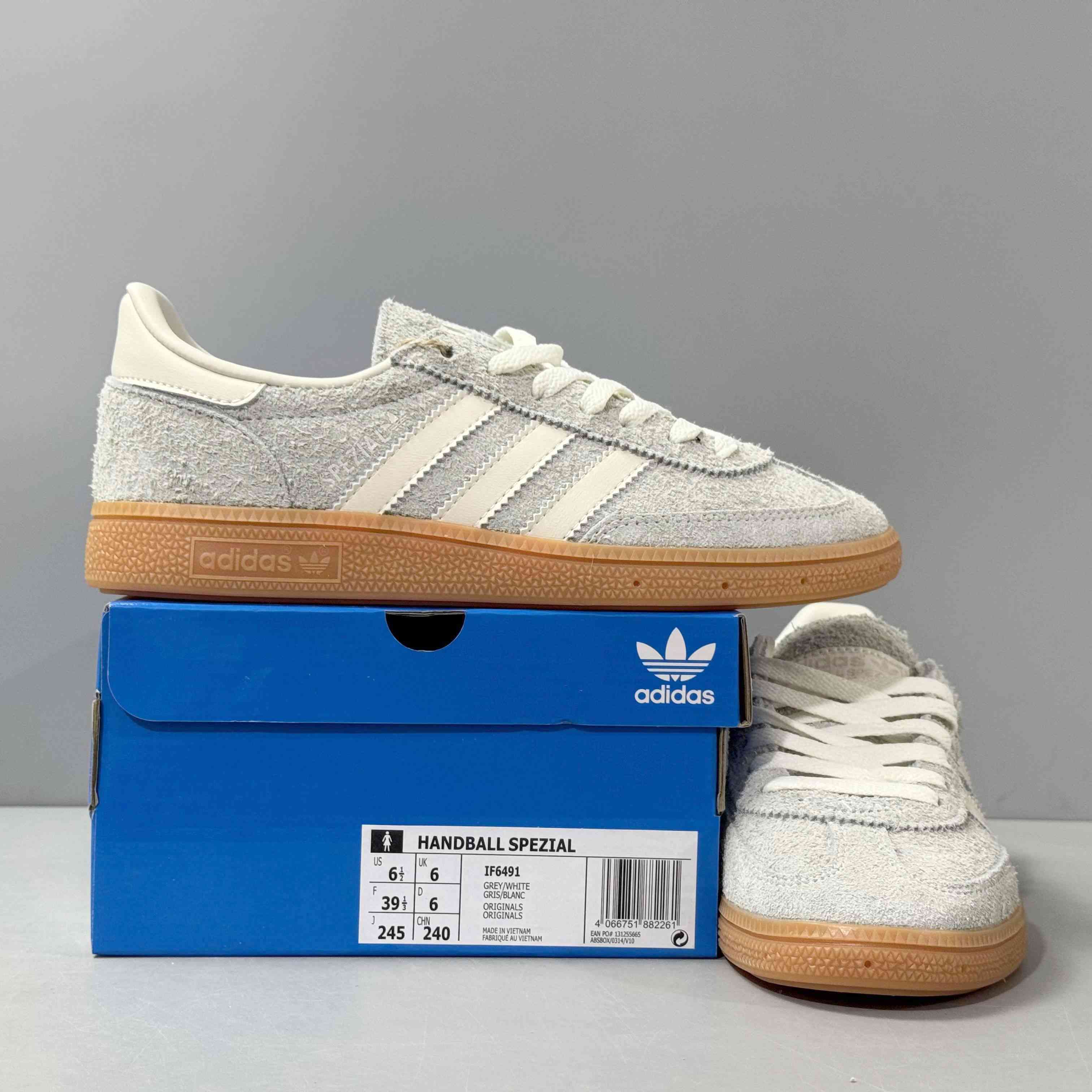 adidasMens Handball Spezial - Silver Gum