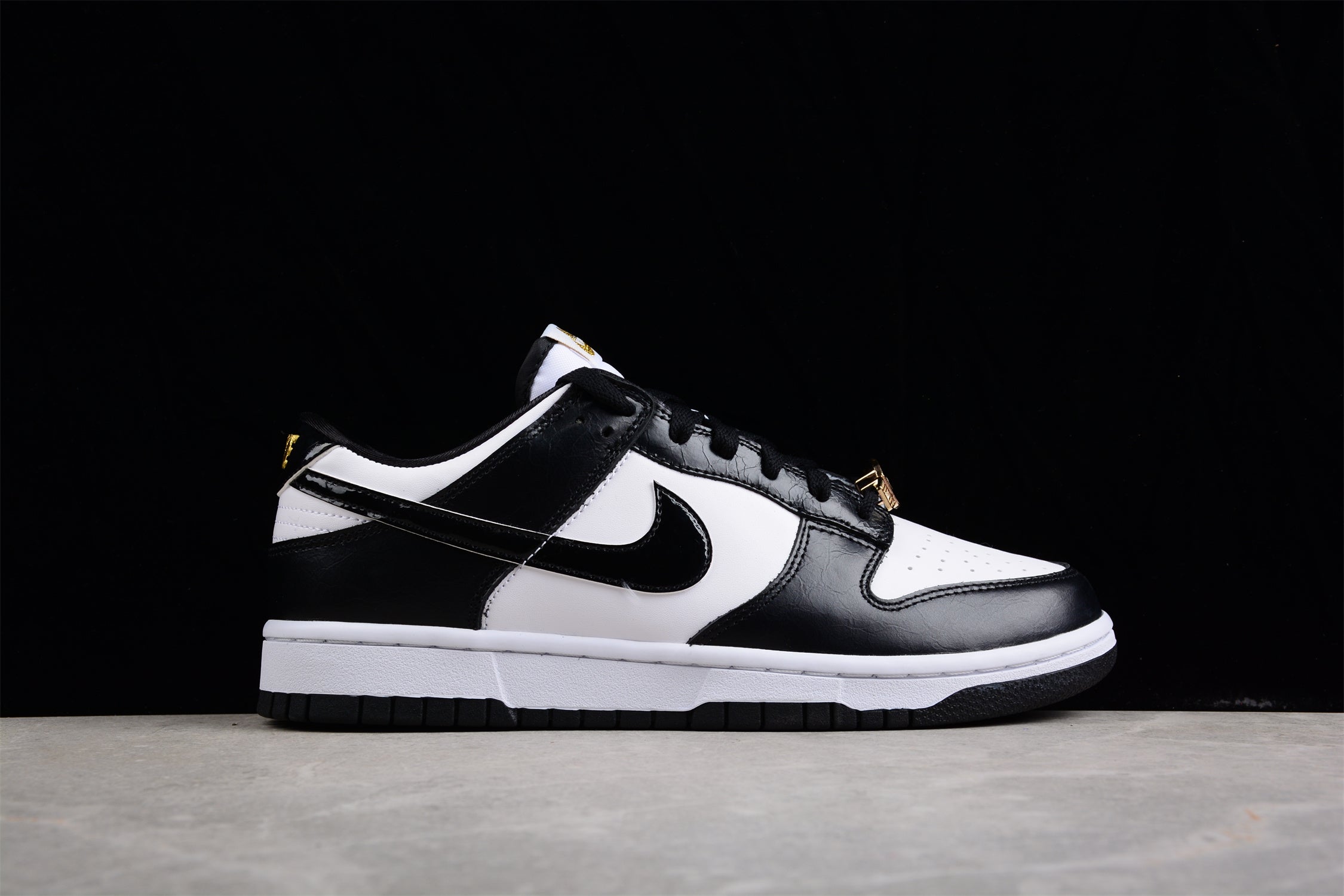 NikeMens Dunk Low - Would Champ