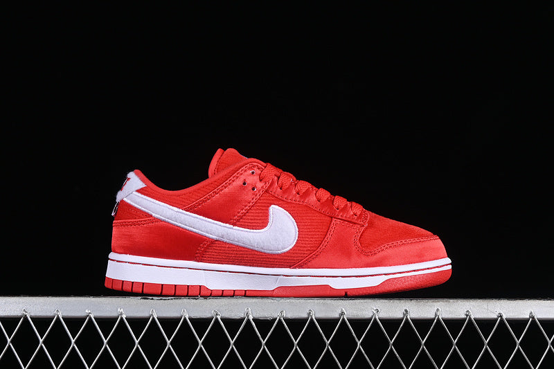 NikeWMNS SB Dunk - Valentines Day