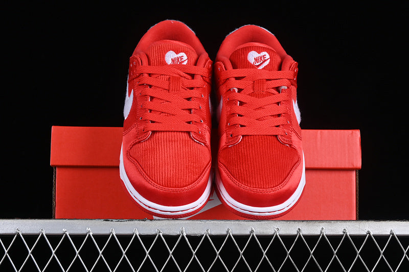 NikeWMNS SB Dunk - Valentines Day