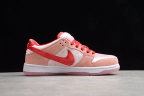 NikeWMNS SB Dunk Low - Strange Love