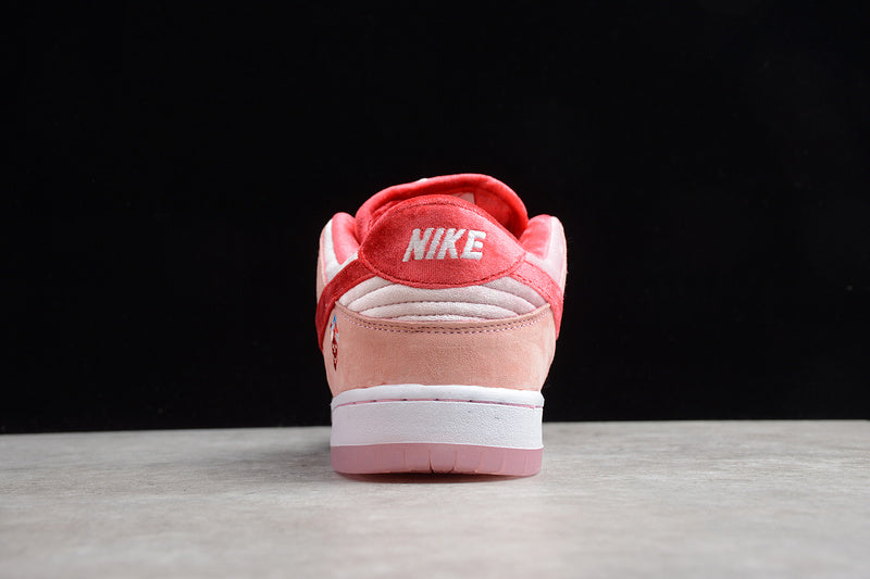 NikeWMNS SB Dunk Low - Strange Love