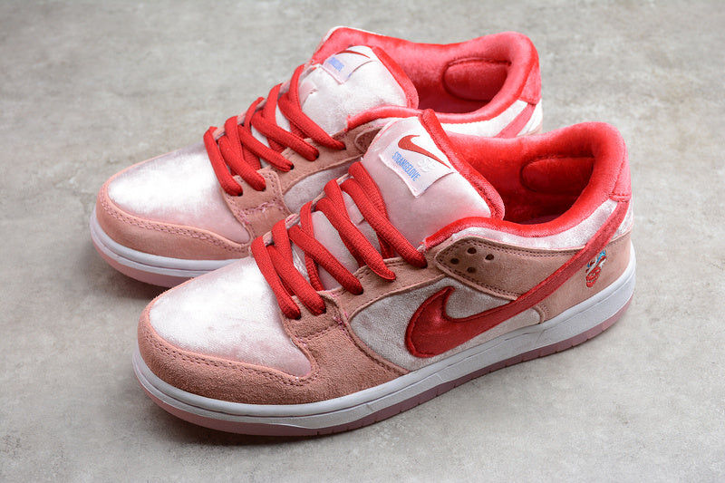 NikeWMNS SB Dunk Low - Strange Love