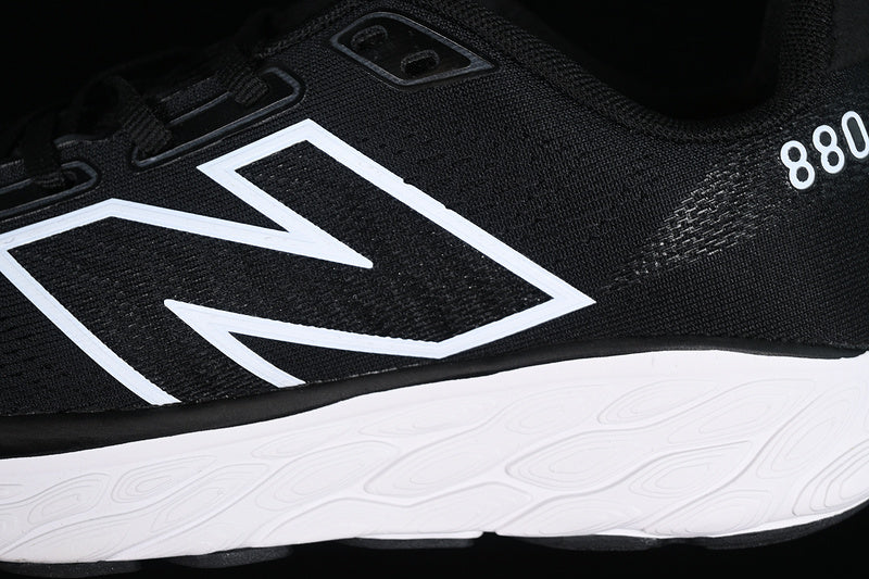 New Balance 880 - Black