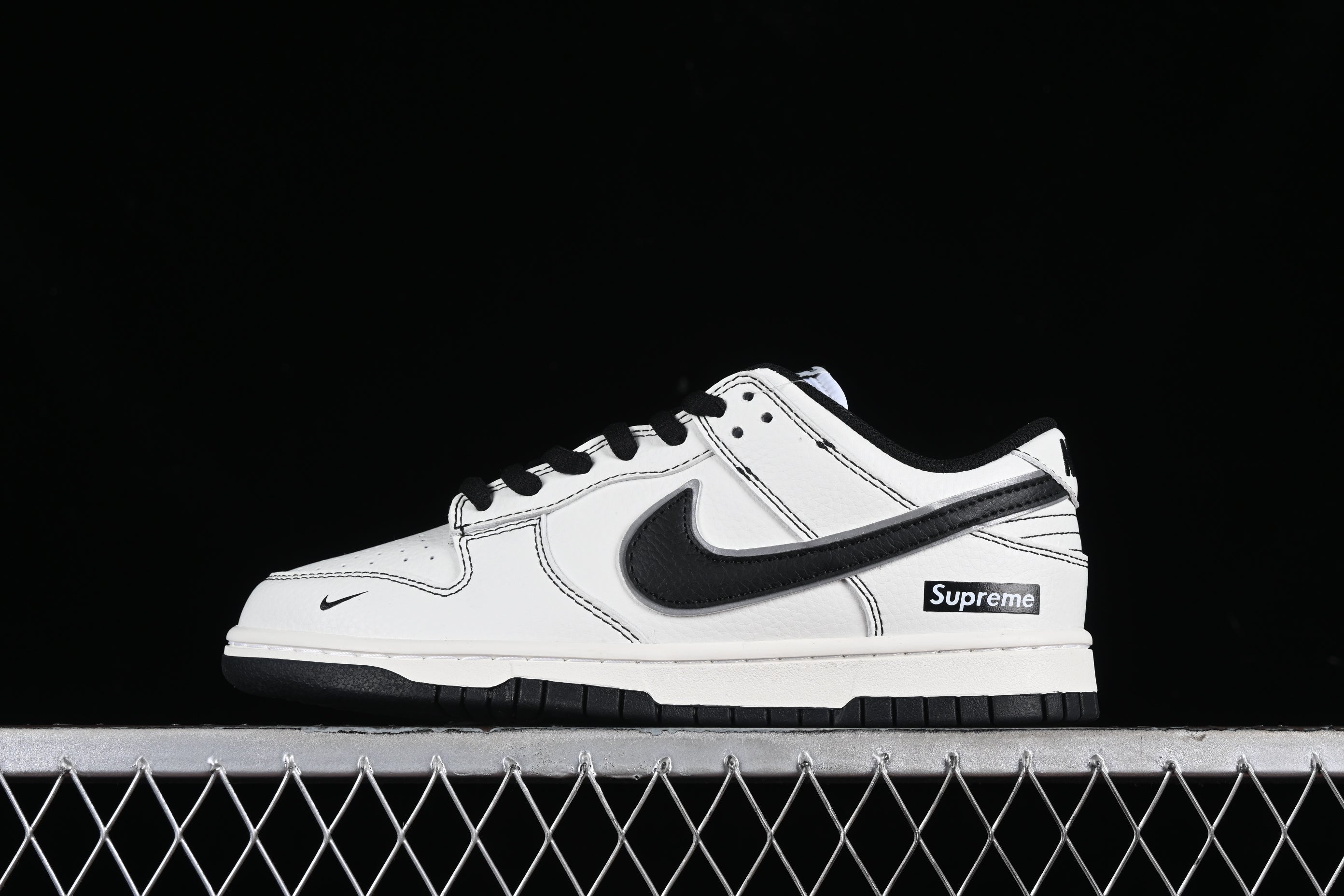 Supreme x NikeMens SB Dunk Low - White/Black