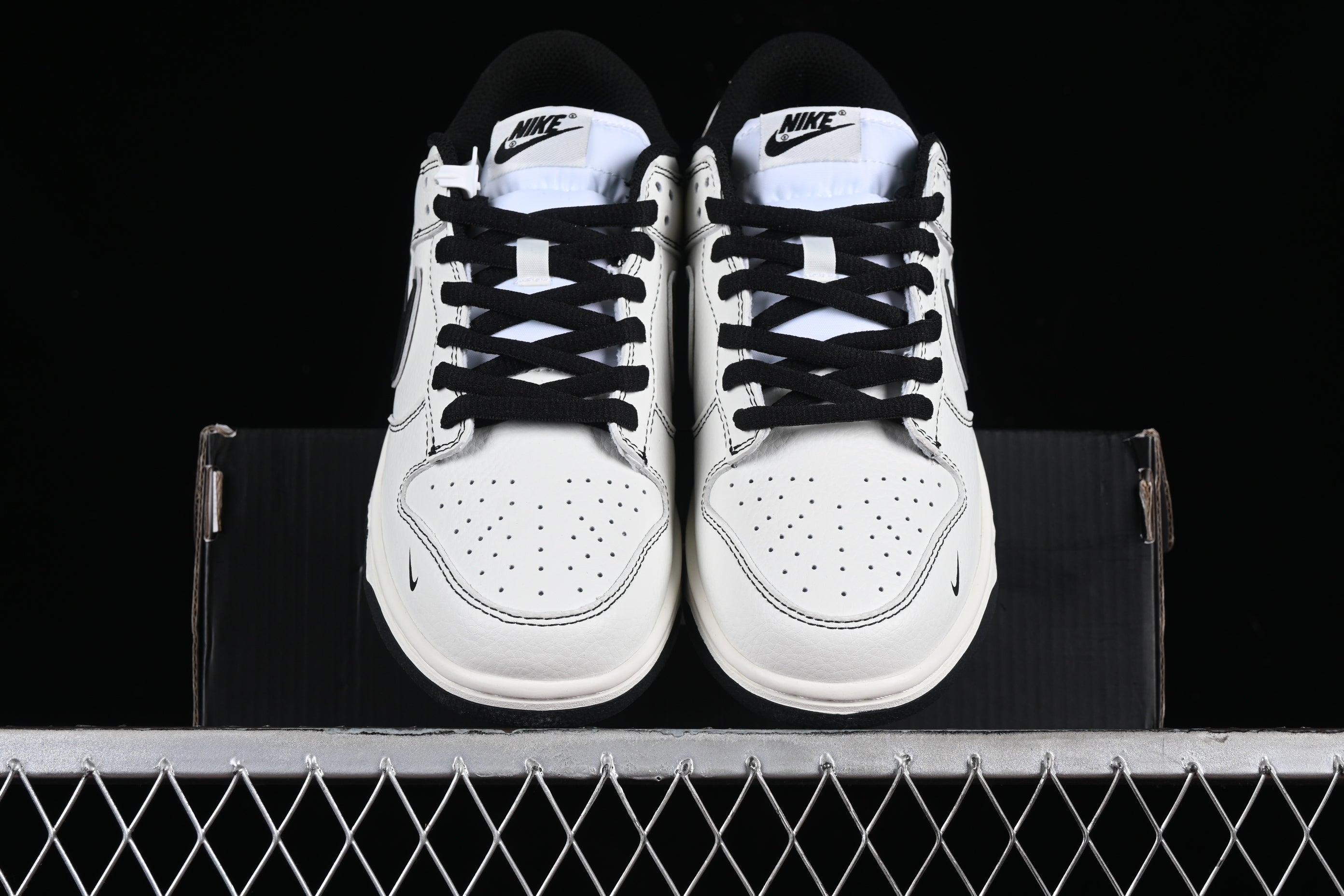 Supreme x NikeMens SB Dunk Low - White/Black