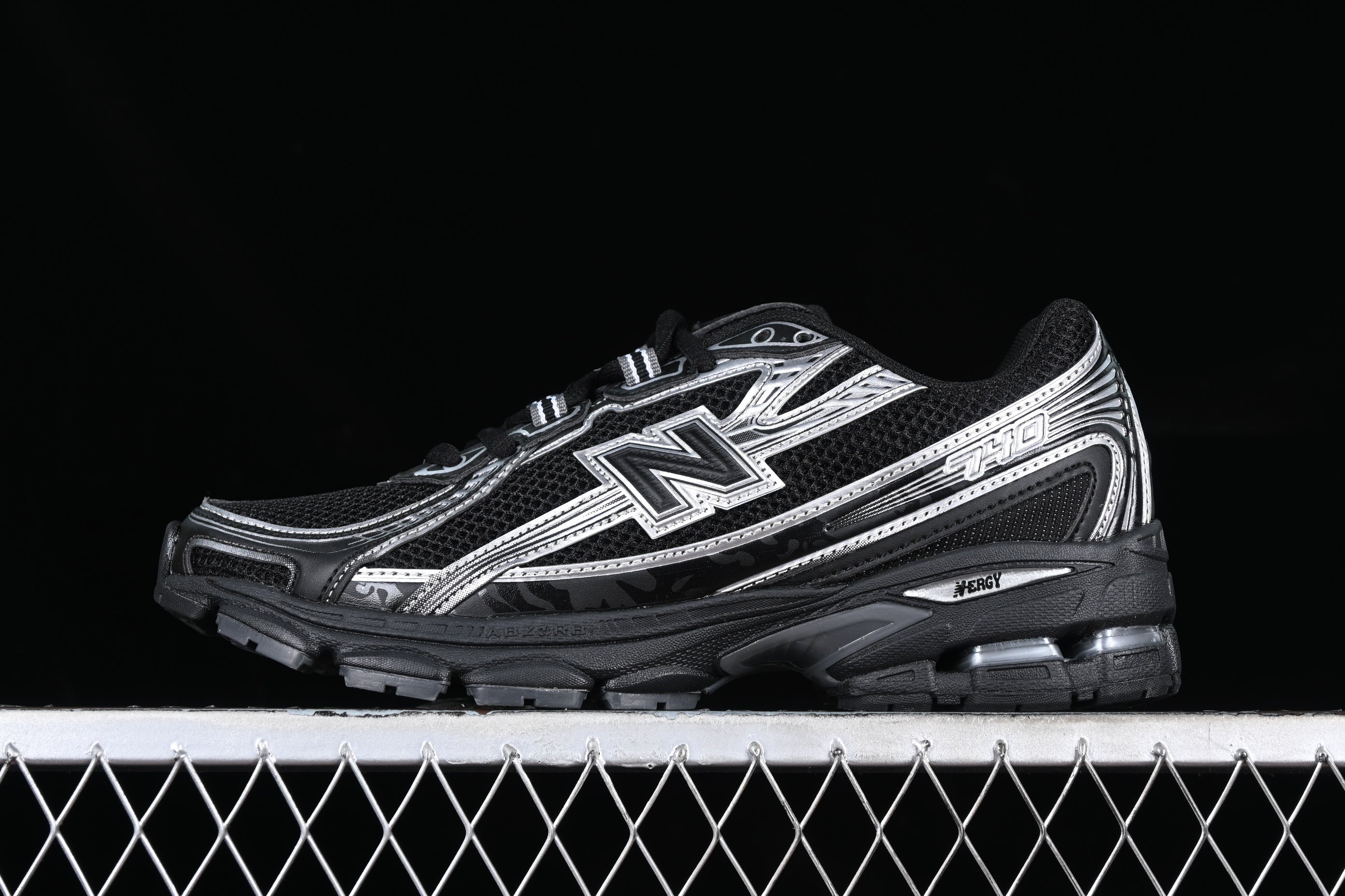 New Balance 740 - Black/Silver