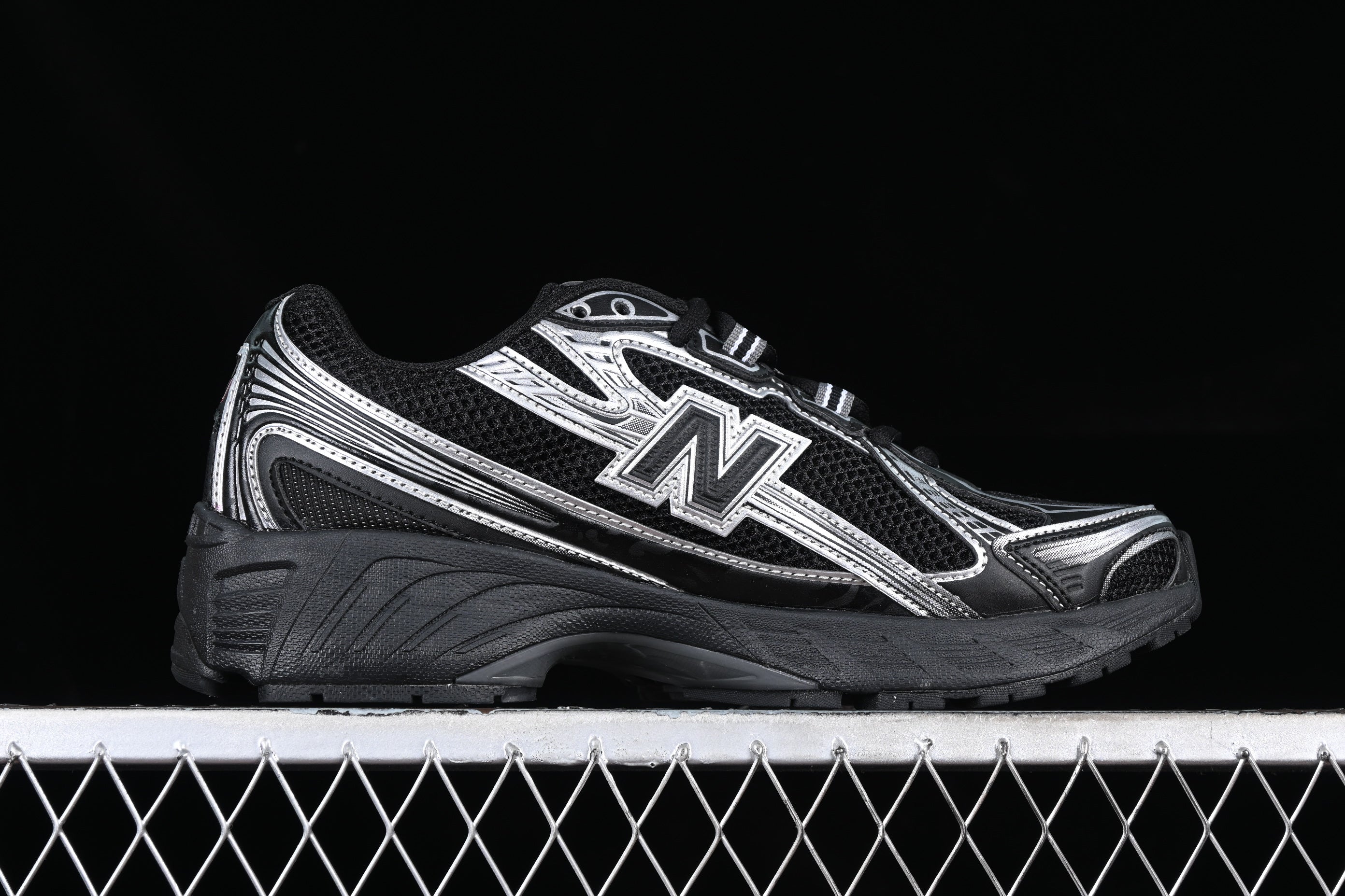 New Balance 740 - Black/Silver