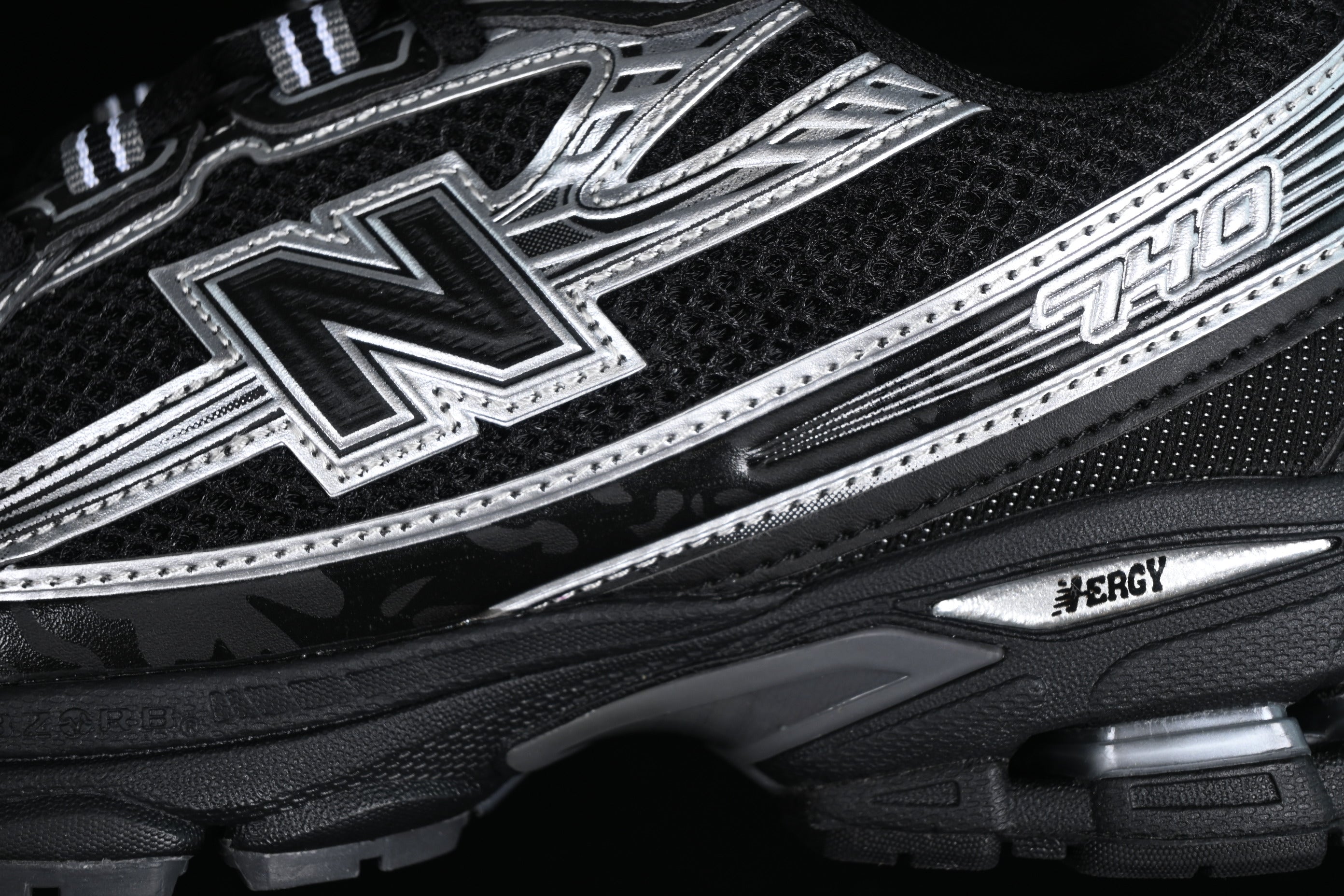 New Balance 740 - Black/Silver