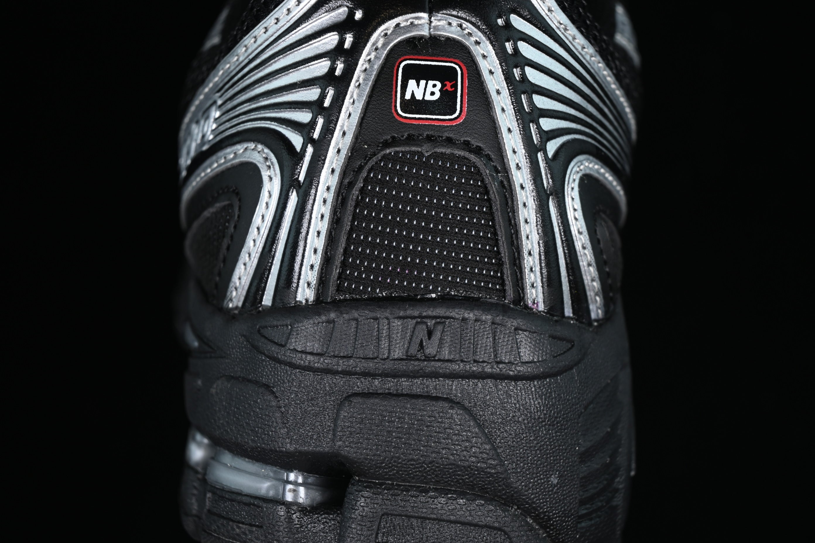 New Balance 740 - Black/Silver