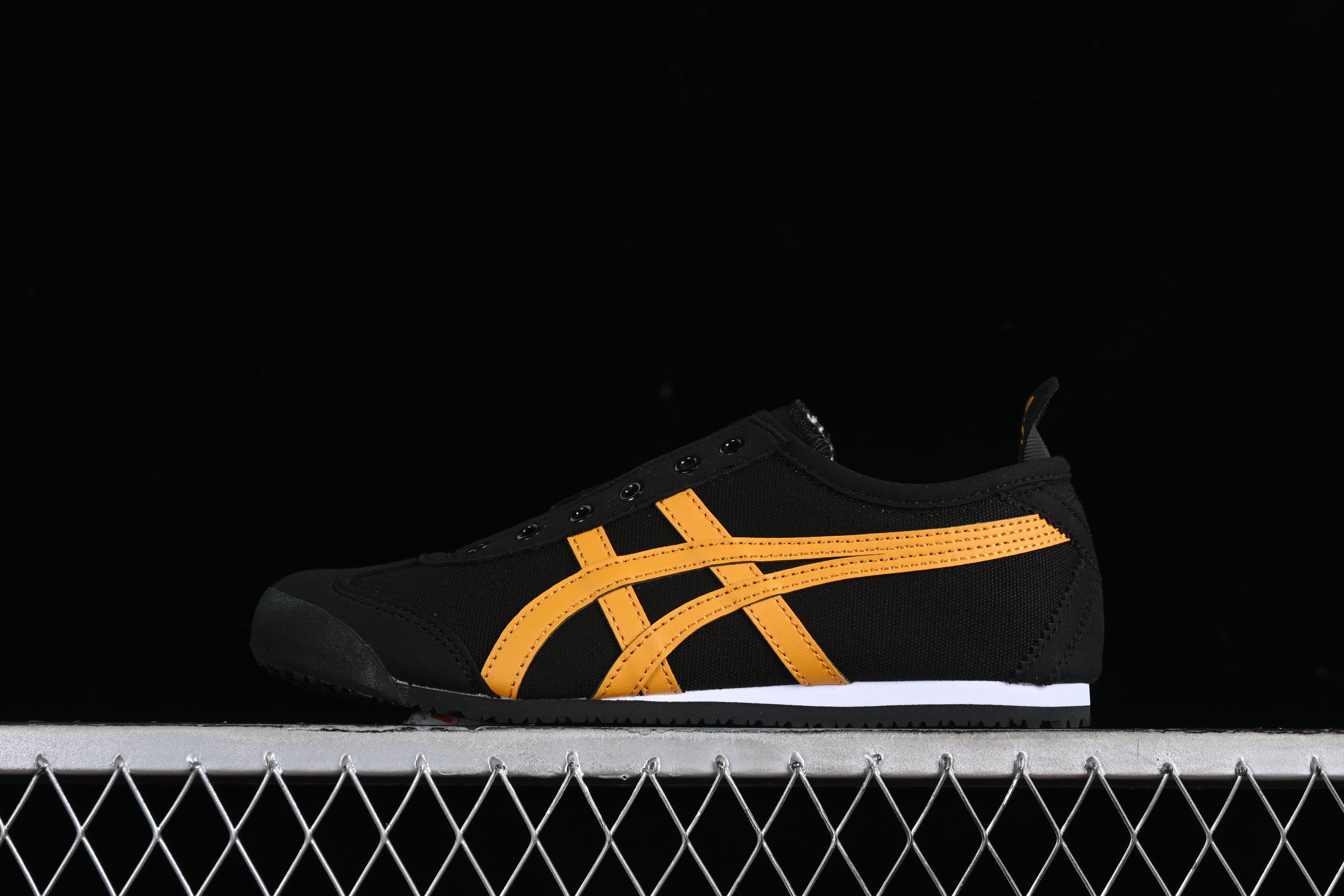 Onitsuka Tiger slip on - Black/Yellow