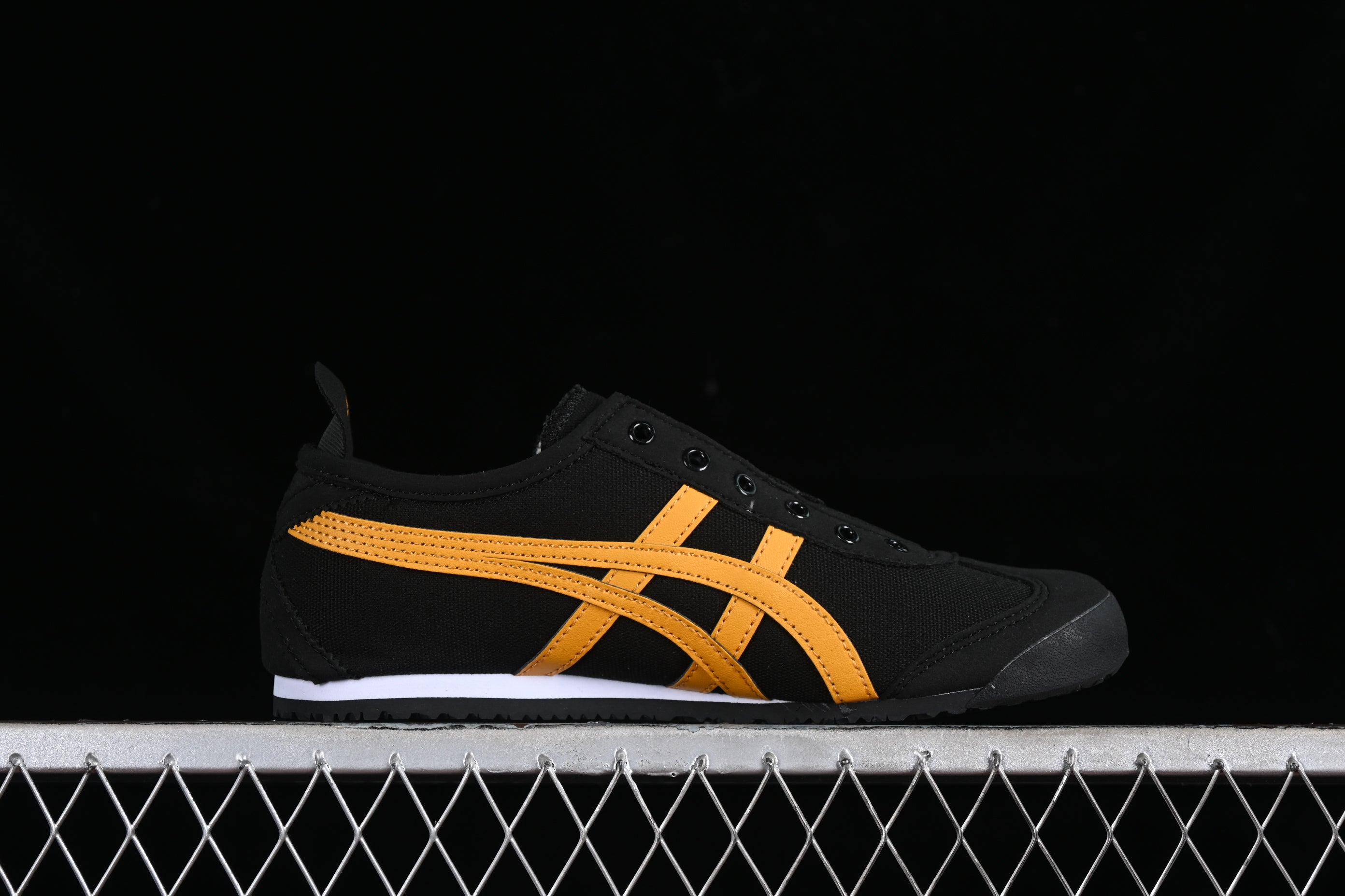 Onitsuka Tiger slip on - Black/Yellow