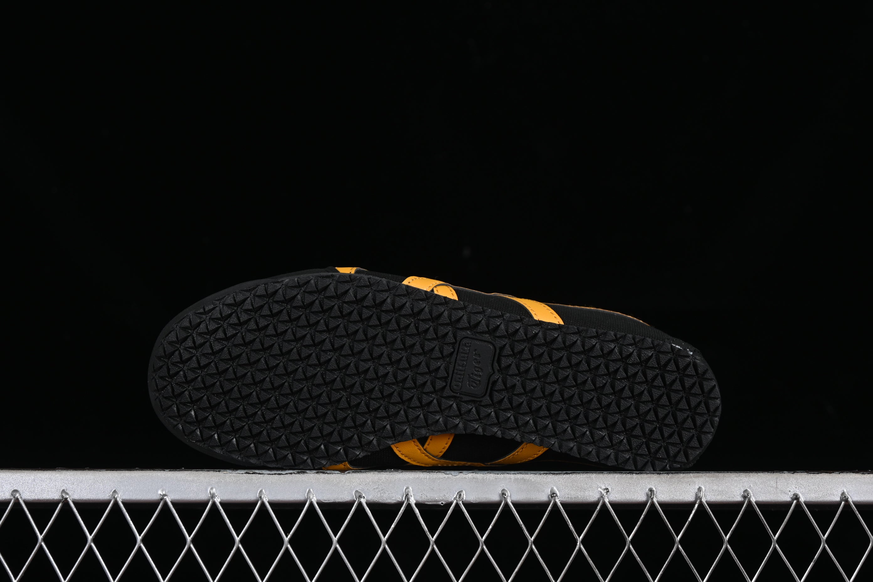 Onitsuka Tiger slip on - Black/Yellow