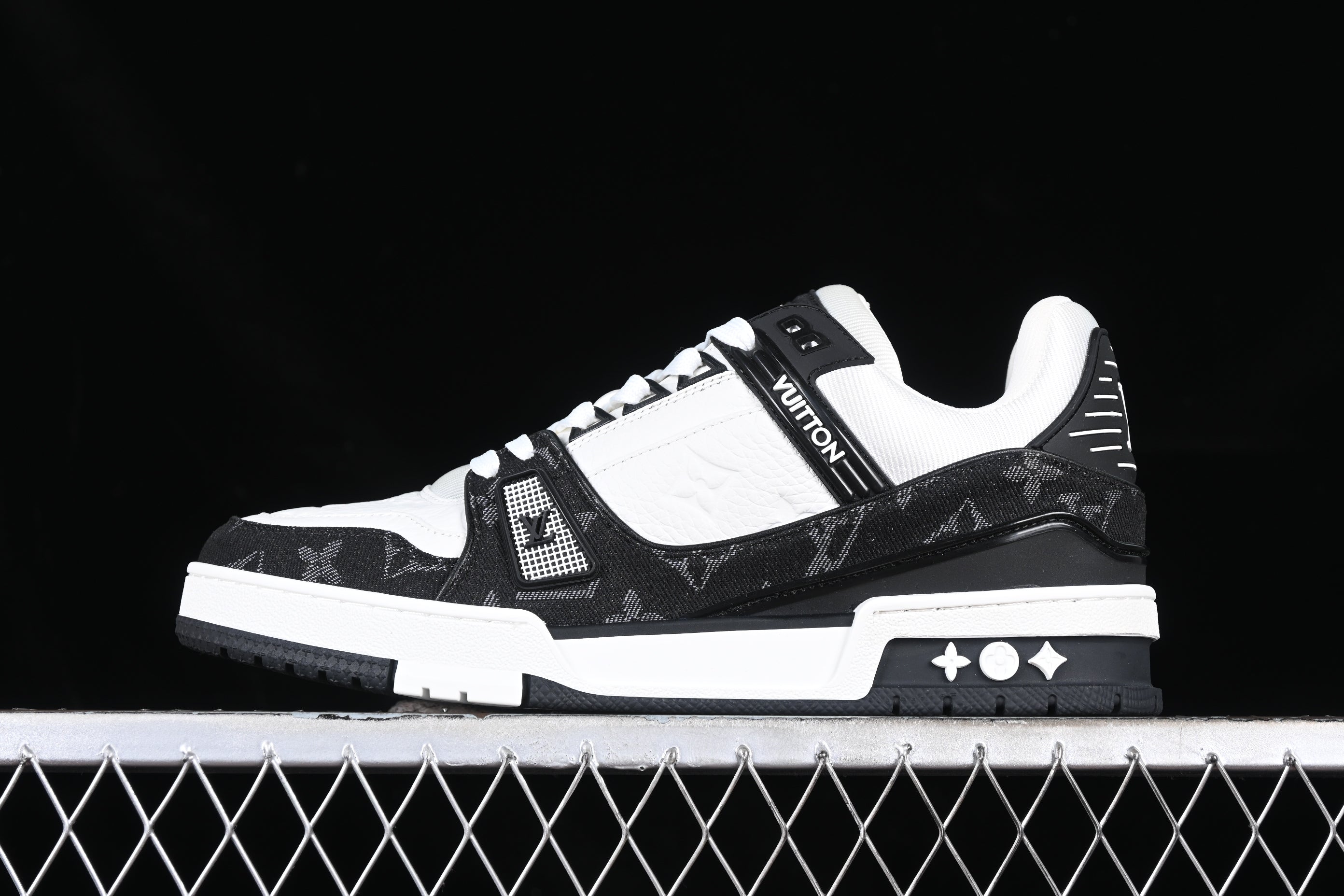 LouisVuitton Trainer - Black/White