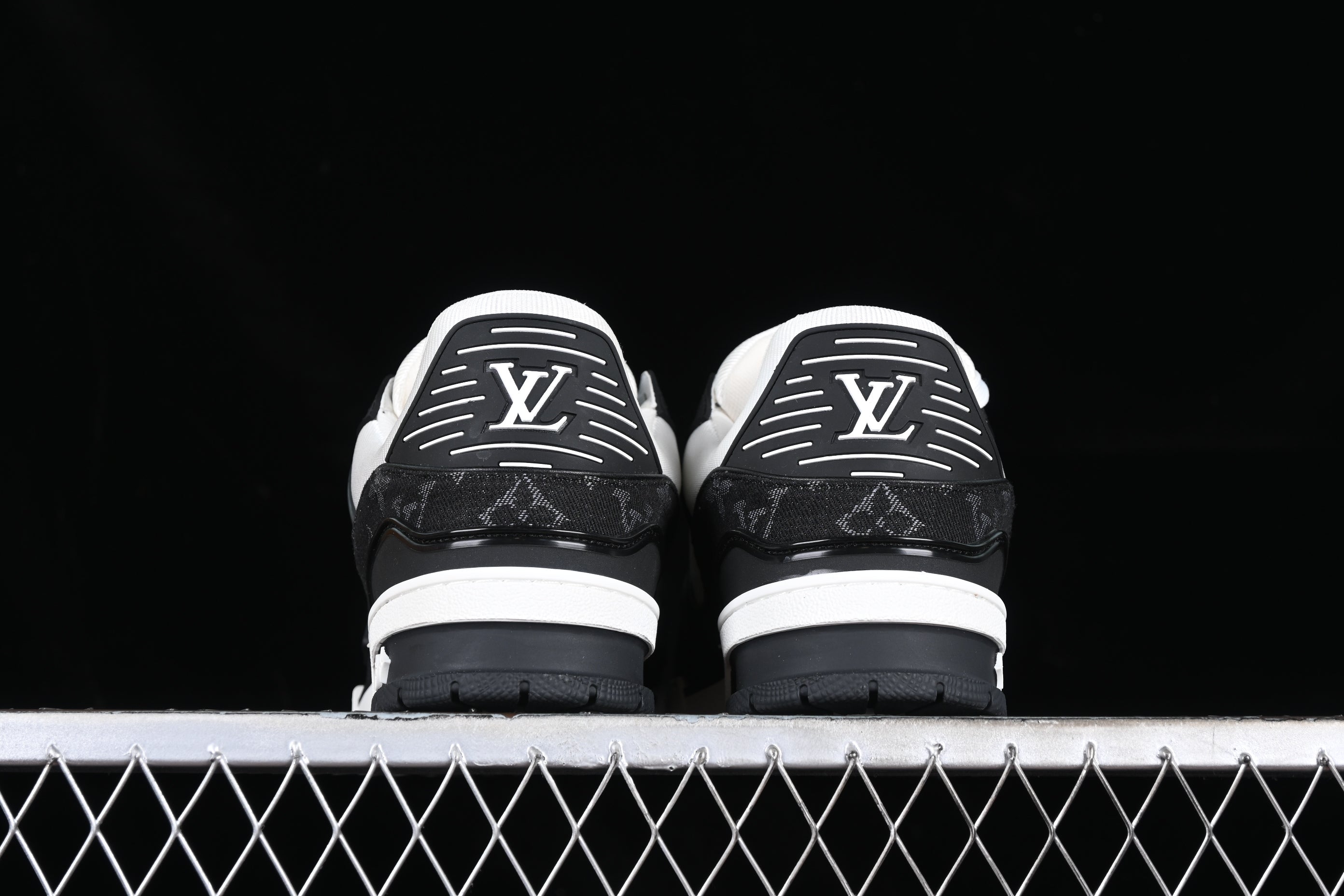 LouisVuitton Trainer - Black/White