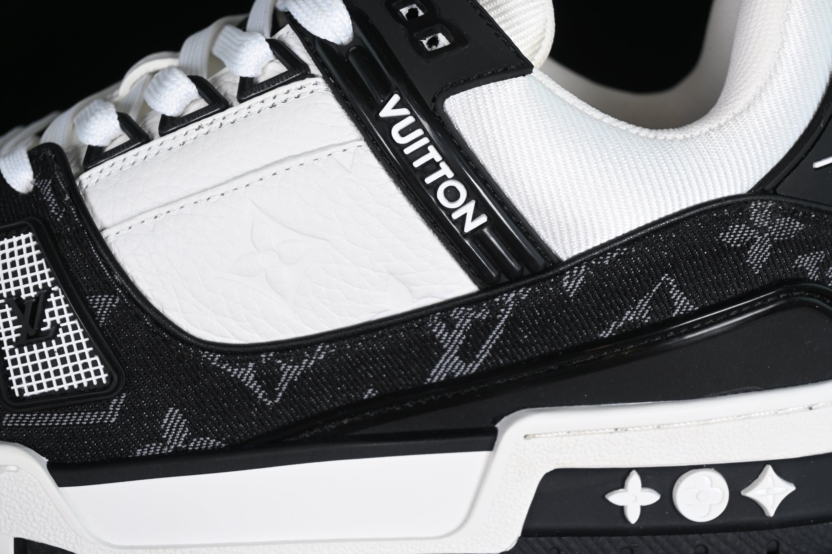 LouisVuitton Trainer - Black/White