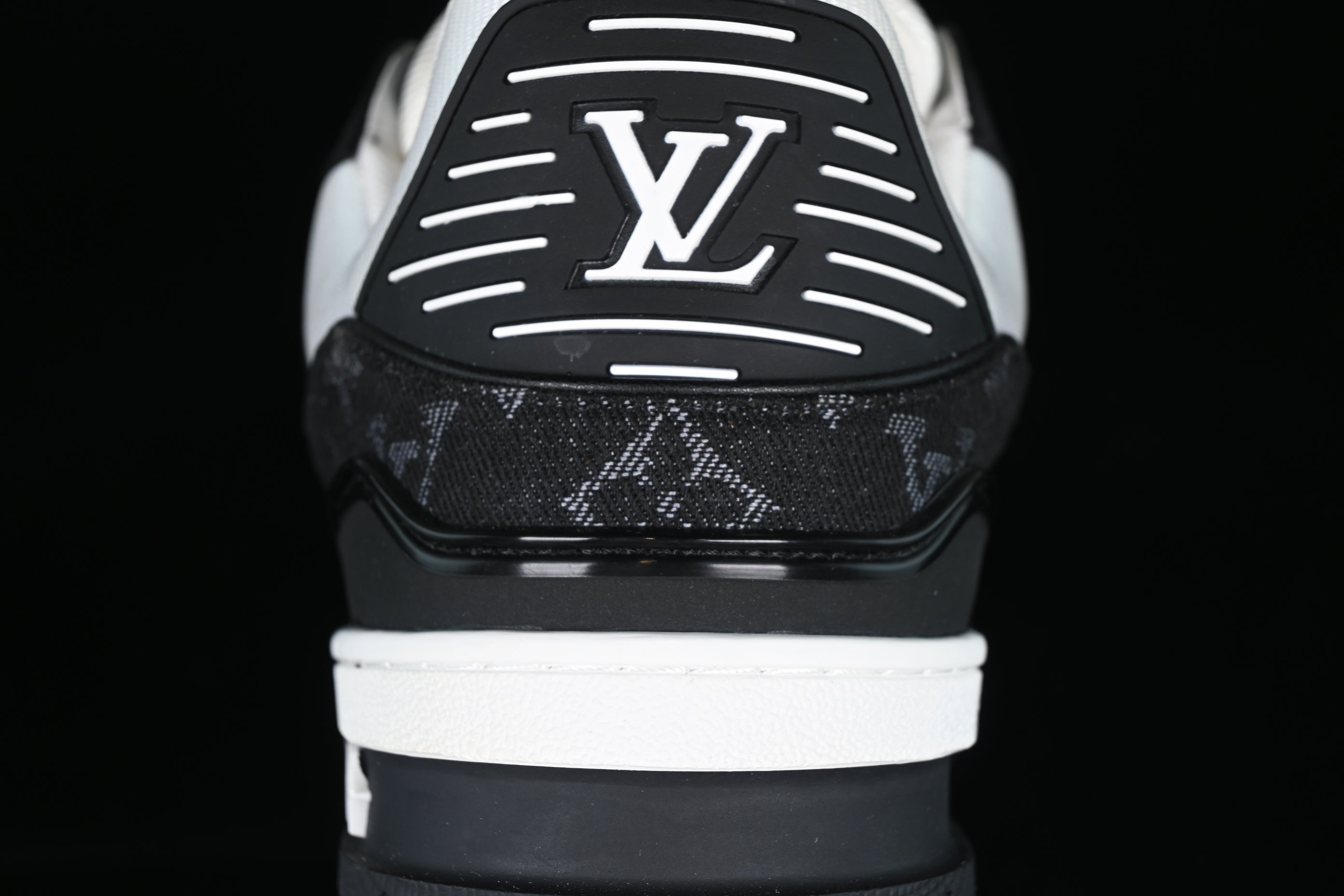 LouisVuitton Trainer - Black/White