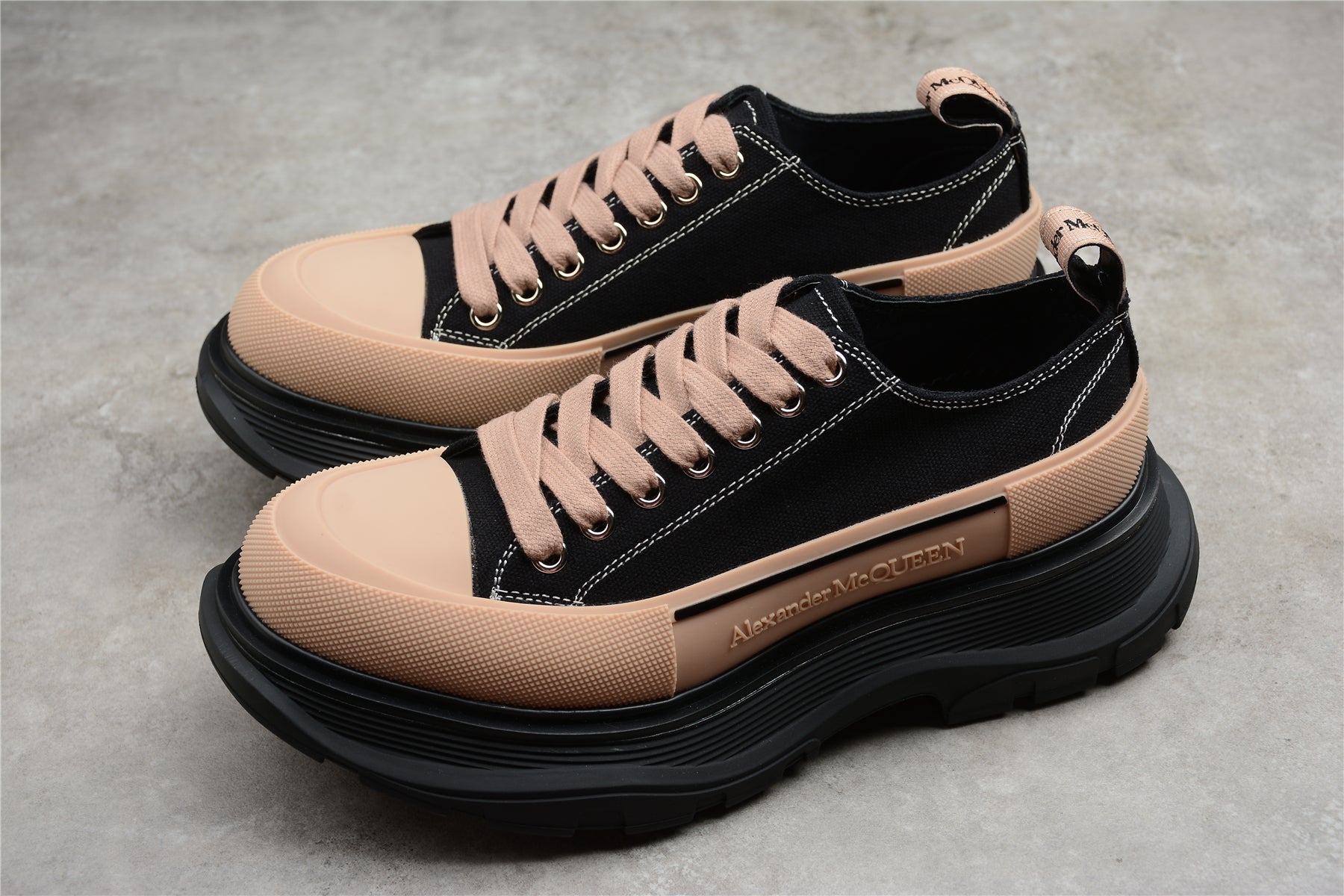 Alexander McQueen Tread Slick Low - Pink/Black