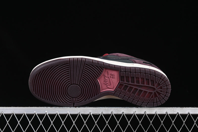 NikeUnisex SB Dunk Low - Riot Skateshop