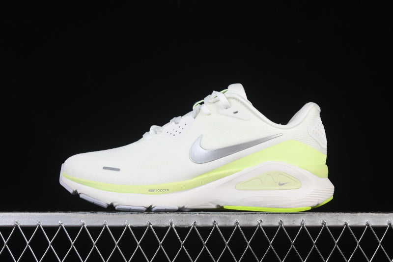 Nikeunisex Structure 26 - White Barely Volt