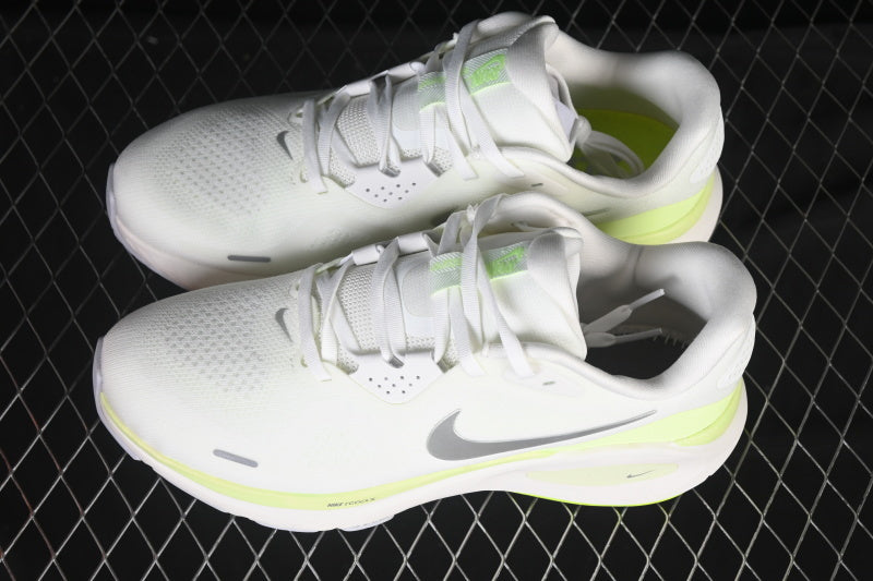 Nikeunisex Structure 26 - White Barely Volt