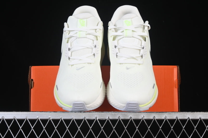 Nikeunisex Structure 26 - White Barely Volt