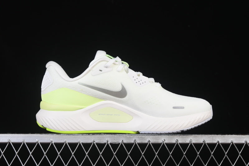 Nikeunisex Structure 26 - White Barely Volt