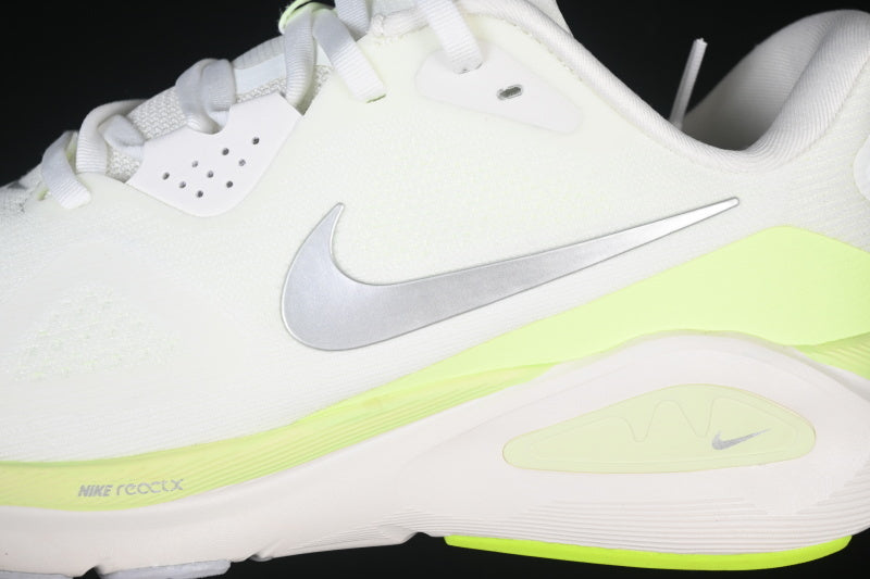 Nikeunisex Structure 26 - White Barely Volt