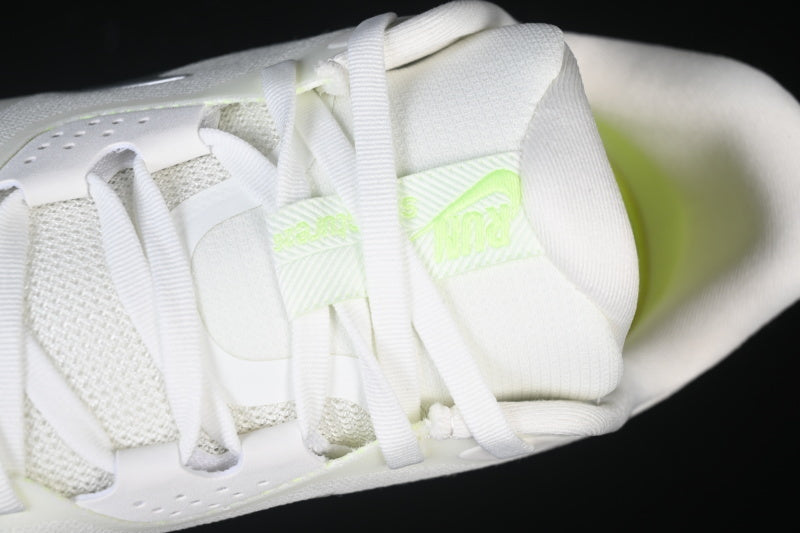 Nikeunisex Structure 26 - White Barely Volt