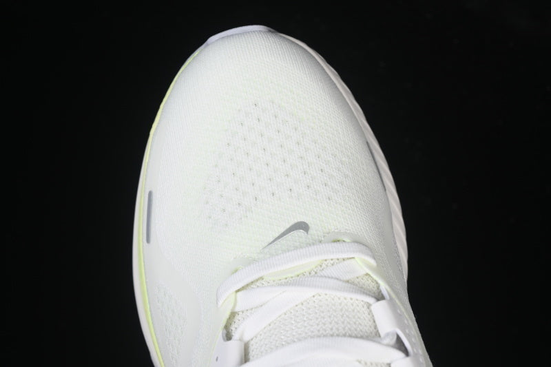 Nikeunisex Structure 26 - White Barely Volt