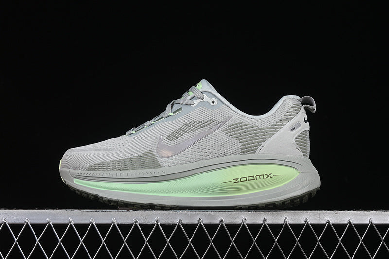 NikeUnisex Vomero 18 - Light Silver Volt