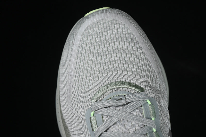 NikeUnisex Vomero 18 - Light Silver Volt