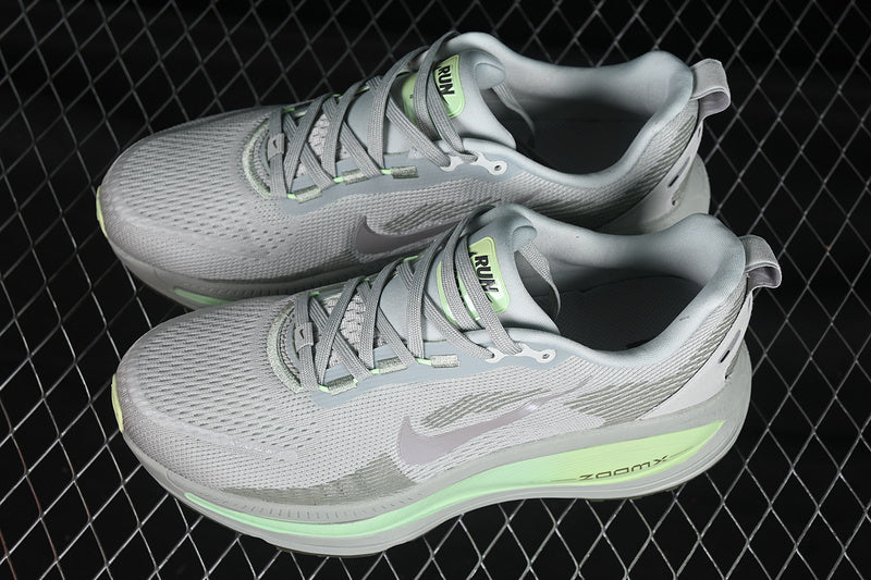 NikeUnisex Vomero 18 - Light Silver Volt