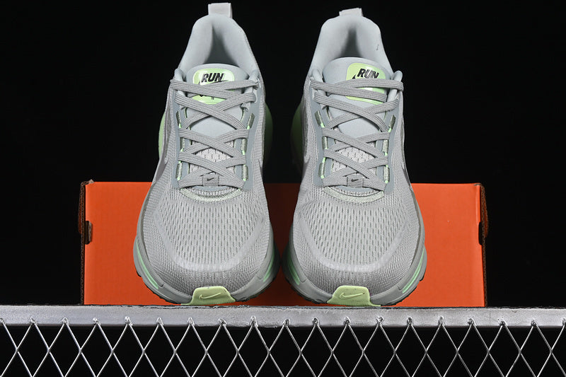 NikeUnisex Vomero 18 - Light Silver Volt