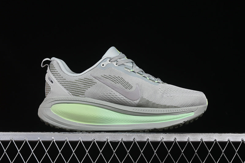 NikeUnisex Vomero 18 - Light Silver Volt