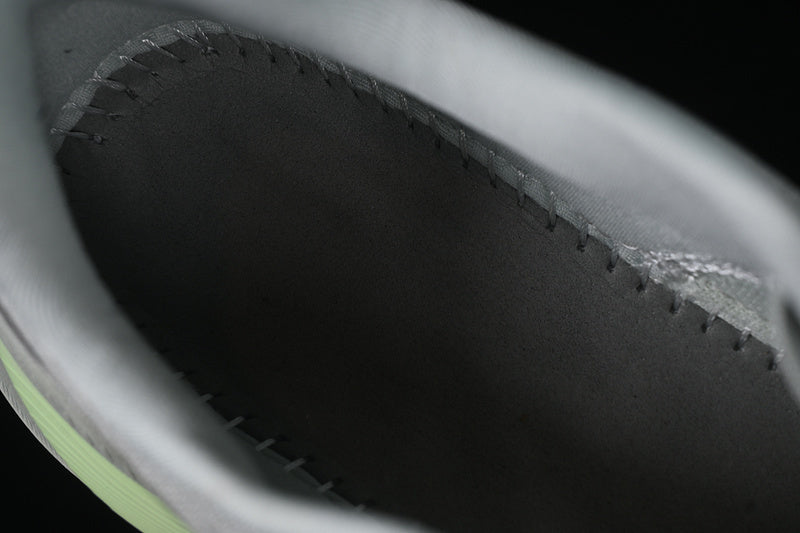 NikeUnisex Vomero 18 - Light Silver Volt
