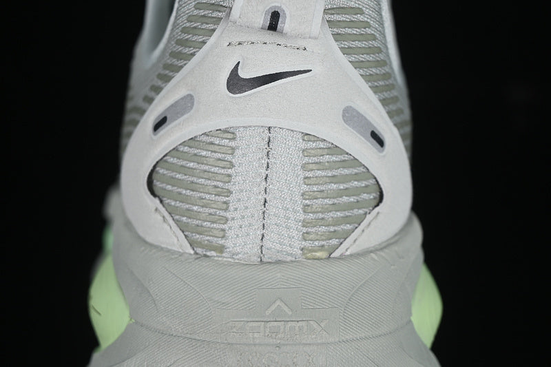 NikeUnisex Vomero 18 - Light Silver Volt