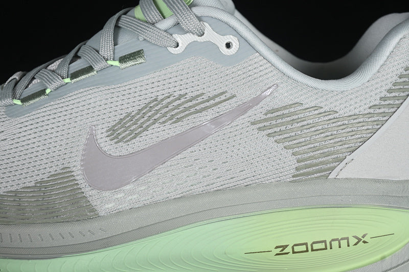 NikeUnisex Vomero 18 - Light Silver Volt