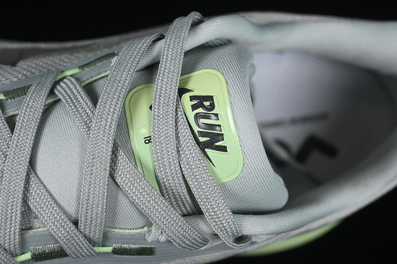 NikeUnisex Vomero 18 - Light Silver Volt
