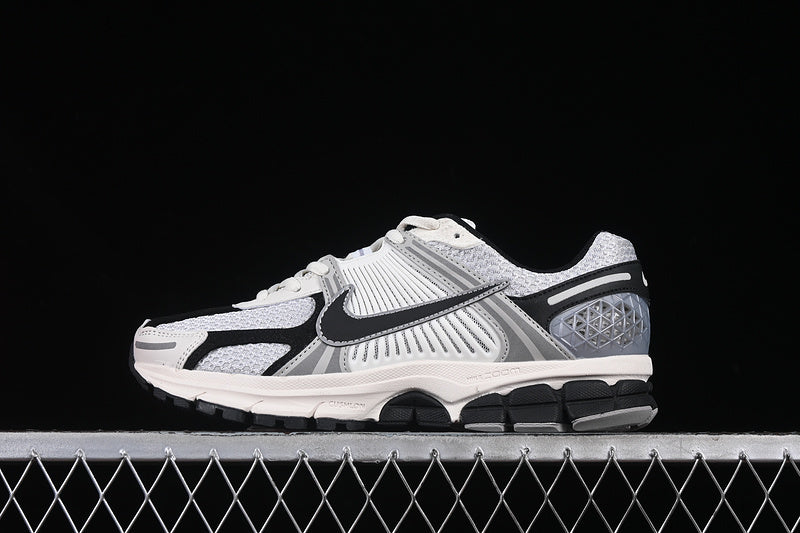 NikeUnisex Zoom Vomero 5 - Silver Black