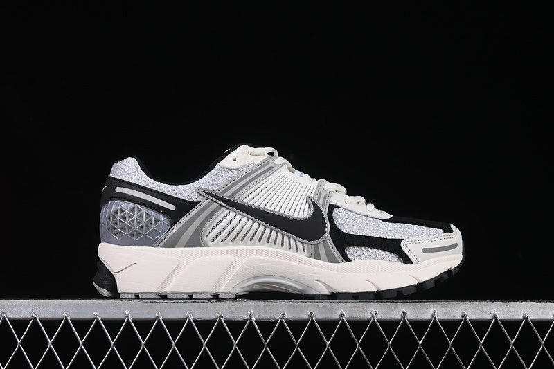 NikeUnisex Zoom Vomero 5 - Silver Black